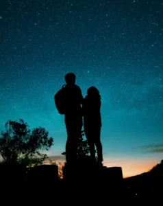 Coppia che guarda il cielo insieme e osserva le stelle