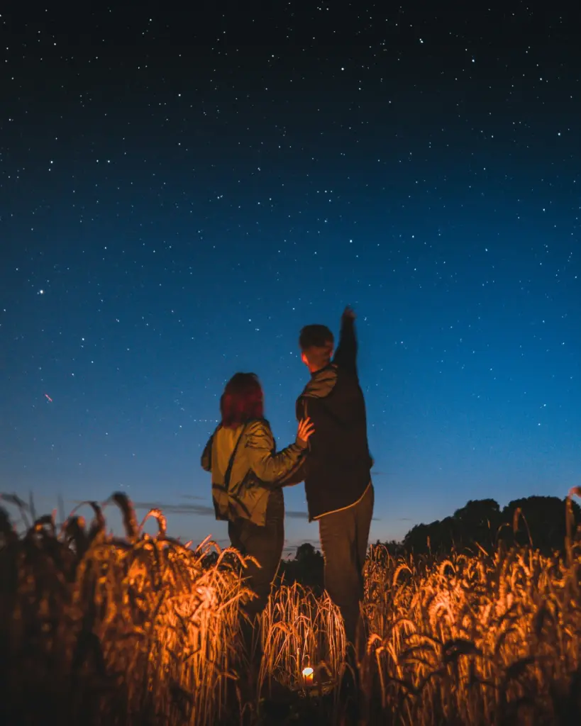Una coppia guarda le stelle – un battesimo simbolico sotto le stelle